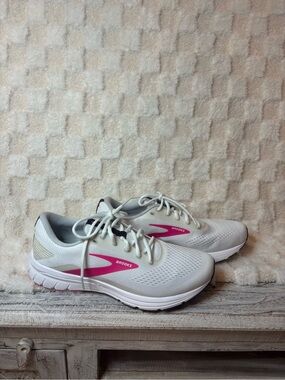 Brooks Women's White Running Sneakers with Pink Detail